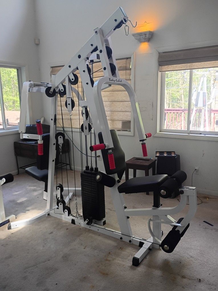 Body Solid universal multi station 210 stack butterfly, press, low row, leg extention and mid pulley