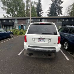 Honda ,white,2005 SUV 4d