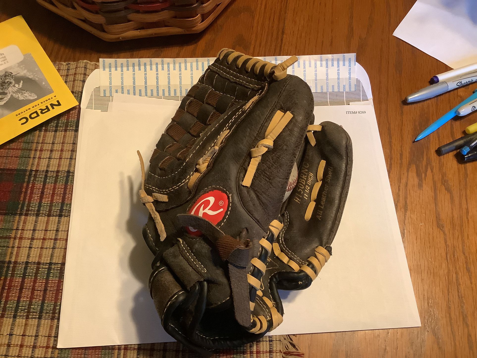 Rawlings Highlight baseball glove 11.5” excellent condition with 2 baseballs
