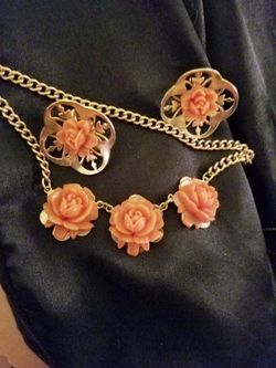 Vintage coral and gold earing and necklace set