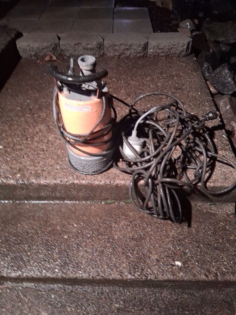 Submersible water pump