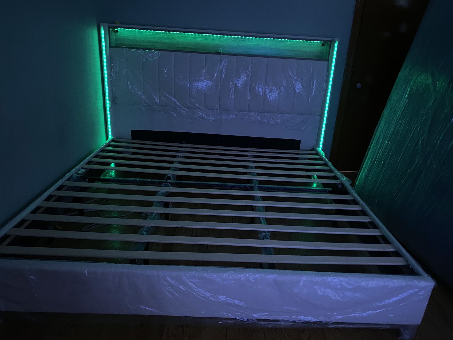 Cama king size nueva,con luces,control,conexiones para cargar teléfonos etc.(color blanco)No colchón