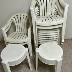 Plastic ChairIn Good Condition    $3