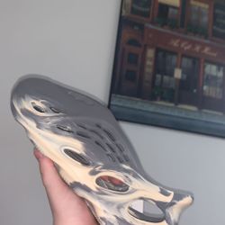 YEEZY FOAM RNNR MOON GREY