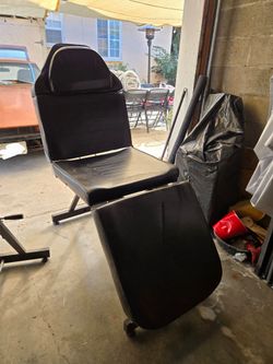 TATTOO OR MASSAGE CHAIR / BED