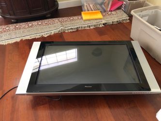 Pioneer flatscreen tv 42” with mount