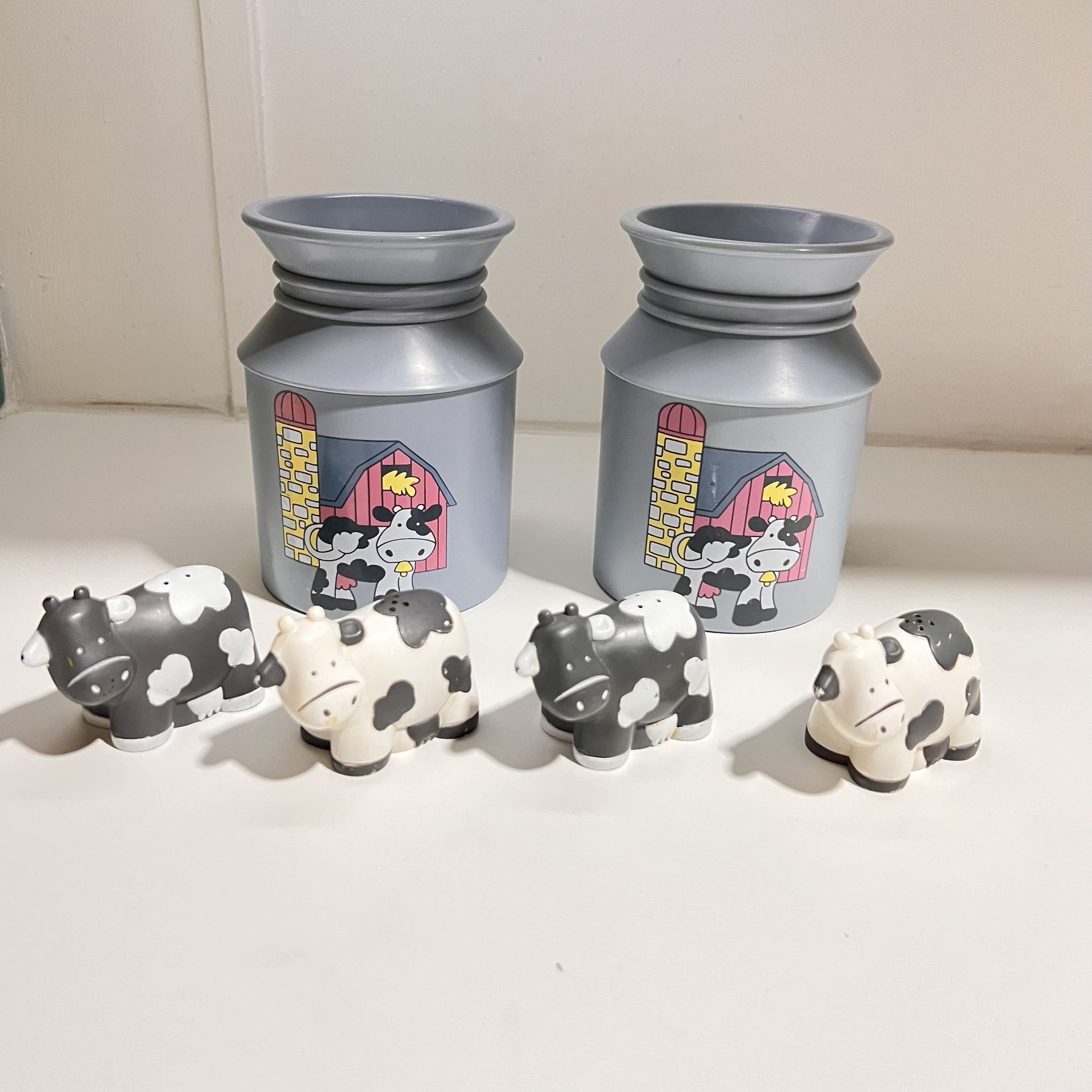 VINTAGE PLASTIC AVON MILK JUG BOTTLE cow barn design salt shakers".