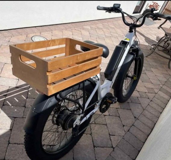 2 Ebikes bikes bike ebike Juiced ripcurrent and Kinekt in excellent condition ridden a few times
52 volt battery top speed 28mph. Includes headlights