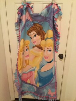 Beautiful tied Princess fleece blanket Cinderella, Belle and Sleeping Beauty/Aurora