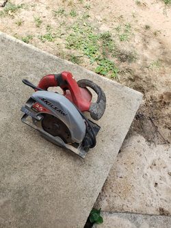 Electric skilsaw works fine just got a upgrade blade still has use to it
