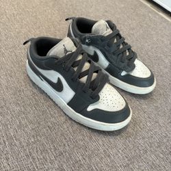 Boys size 2.5Y Nike Jordans 