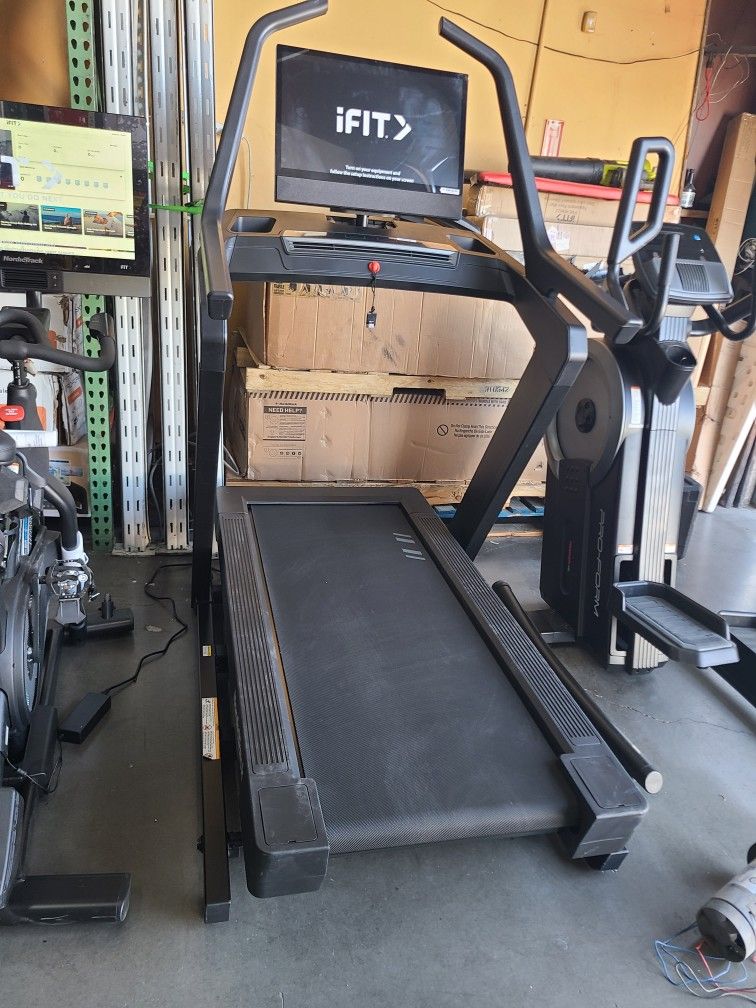 2025 Nordictrack Treadmill X24 incline trainer (40%) - 2200$ 