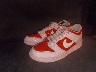Nike valentine's edition dunks size 5
