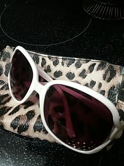 FASHION SUNGLASSES WITH CASE.