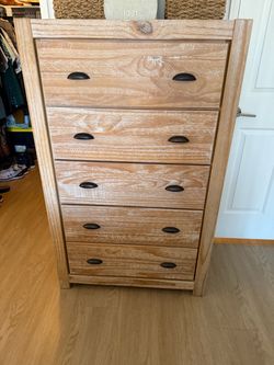 Rustic Farmhouse 5-Drawer Dresser – Excellent Condition