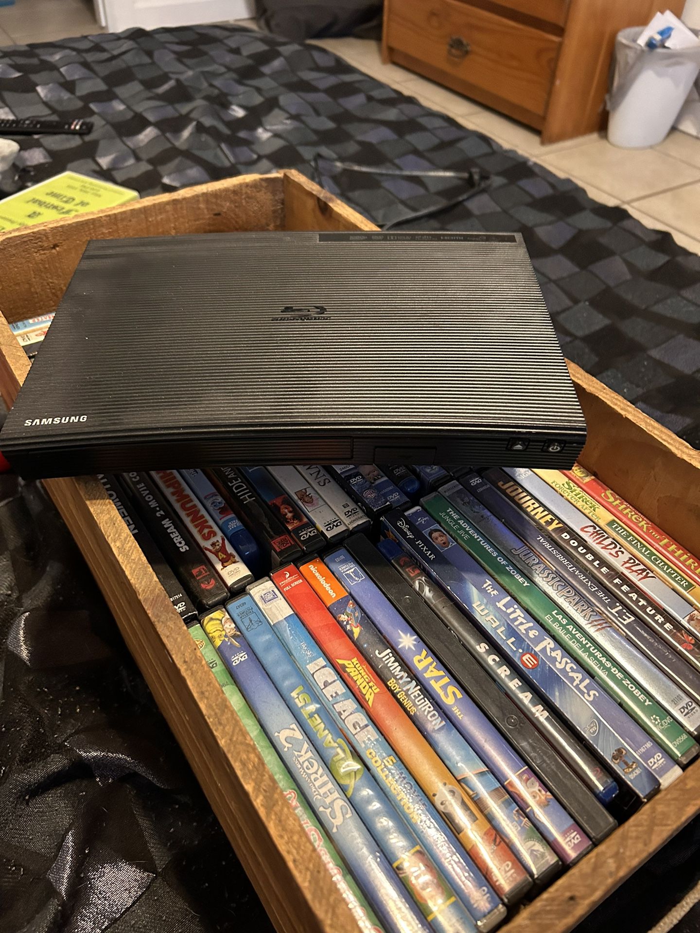 Samsung Blu-ray DVD Player With DVDs