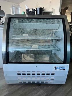 Avantco GDS-47-HCB Refrigerated Bakery Display Case – Works Great