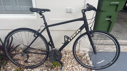 Trek 7.3fx hybrid bike 700c, 27 speed bicycle light weight large