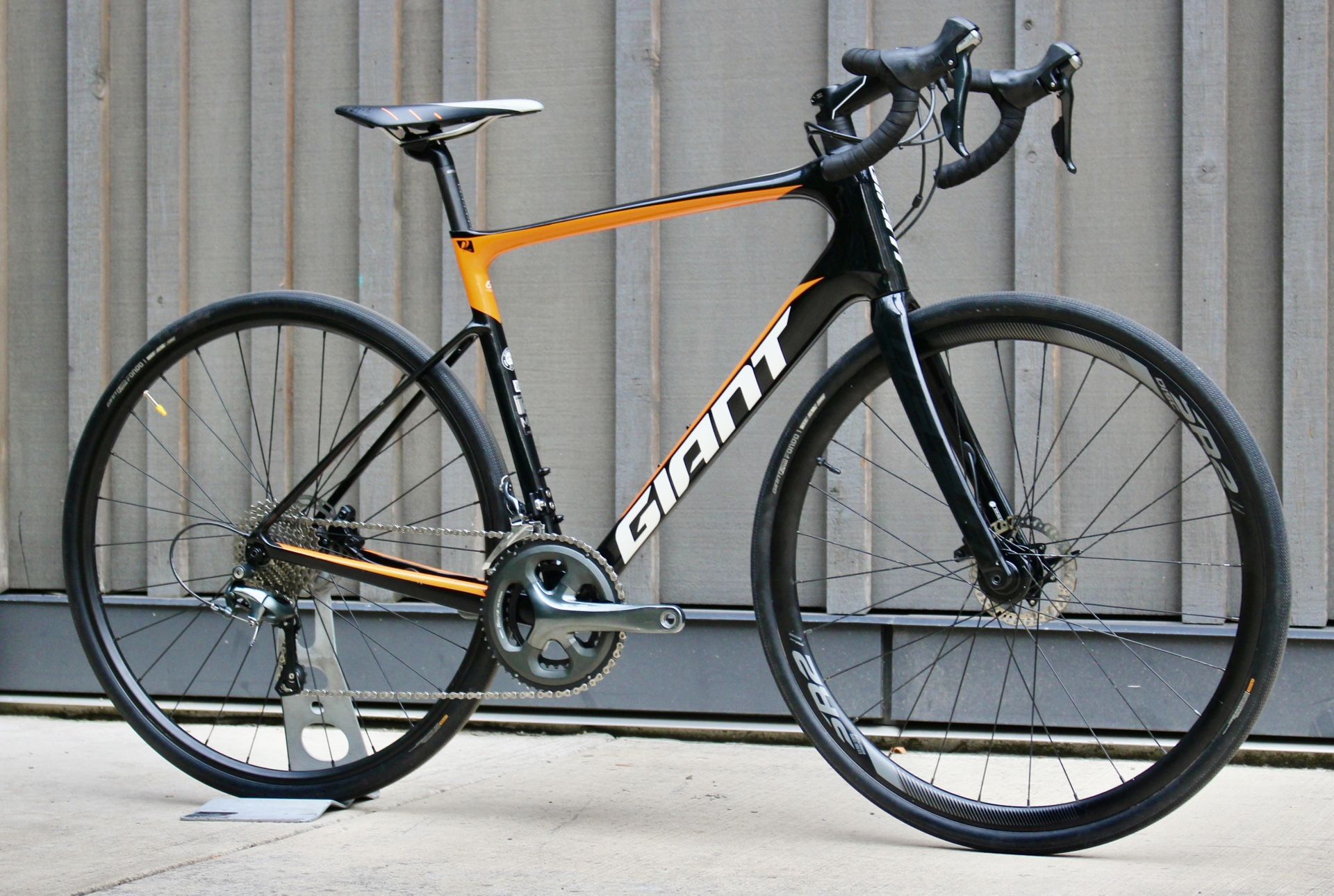 Giant Defy Full Carbon Shimano Tiagra Hydro Disc Road Bike