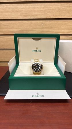 18kt Solid gold Rolex submariner with box and papers