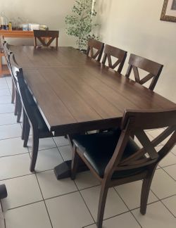 Dining table w/8 chairs