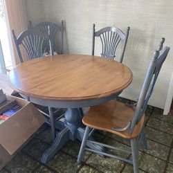 Rare Thomasville  Round Pedestal Table Perfect Condition, With Leaf 