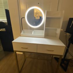 Makeup Table With Lighted Mirror 