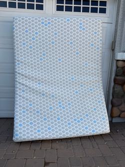 Like new queen size foam mat.tress - can deliver!