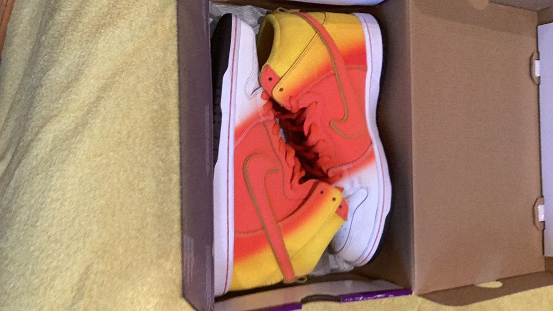 Nike SB Dunk High Candy Corn Size 9.5