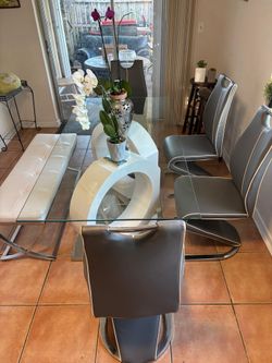 Modern glass  dinning table seats 6