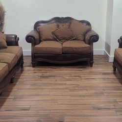 Living Room Set Sofa and 2 Love Seats In Excellent Shape No Rips Or Stains 