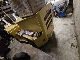 AIRPLANE TUG OLD BUT RUNS PROPANE 6 CYLINDER  DULLY 