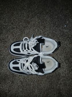 Lv skates black and white 7y