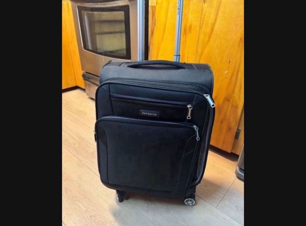 LOW PRICE MOVING- SAMSONITE SPINNER CARRY ON LUGGAGE