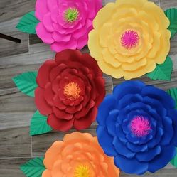 Paper Flowers And Paper Roses. Flores De Papel