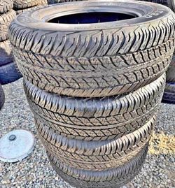 265/70/17 vendo set de Tires con 80% de vida las 4
