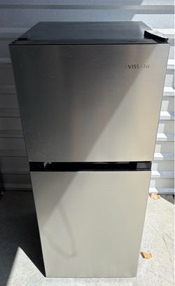 Vissani Stainless Steel Refrigerator – Like New – 2025