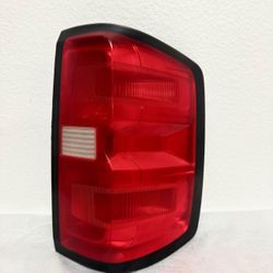 2014 - 2018 CHEVY SILVERADO 1500 RH TAIL LIGHT