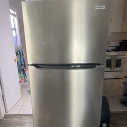 Large Fridge And Freezer Only 2 Years Old!