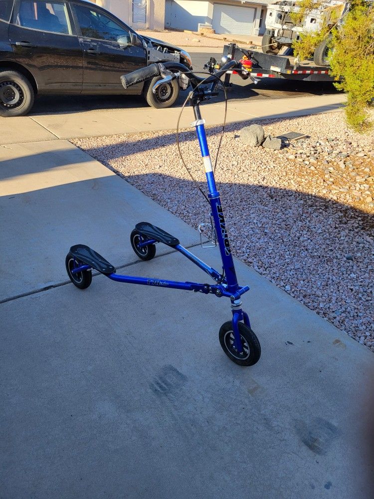 The TRIKKE T78 DELUXE SCOOTER