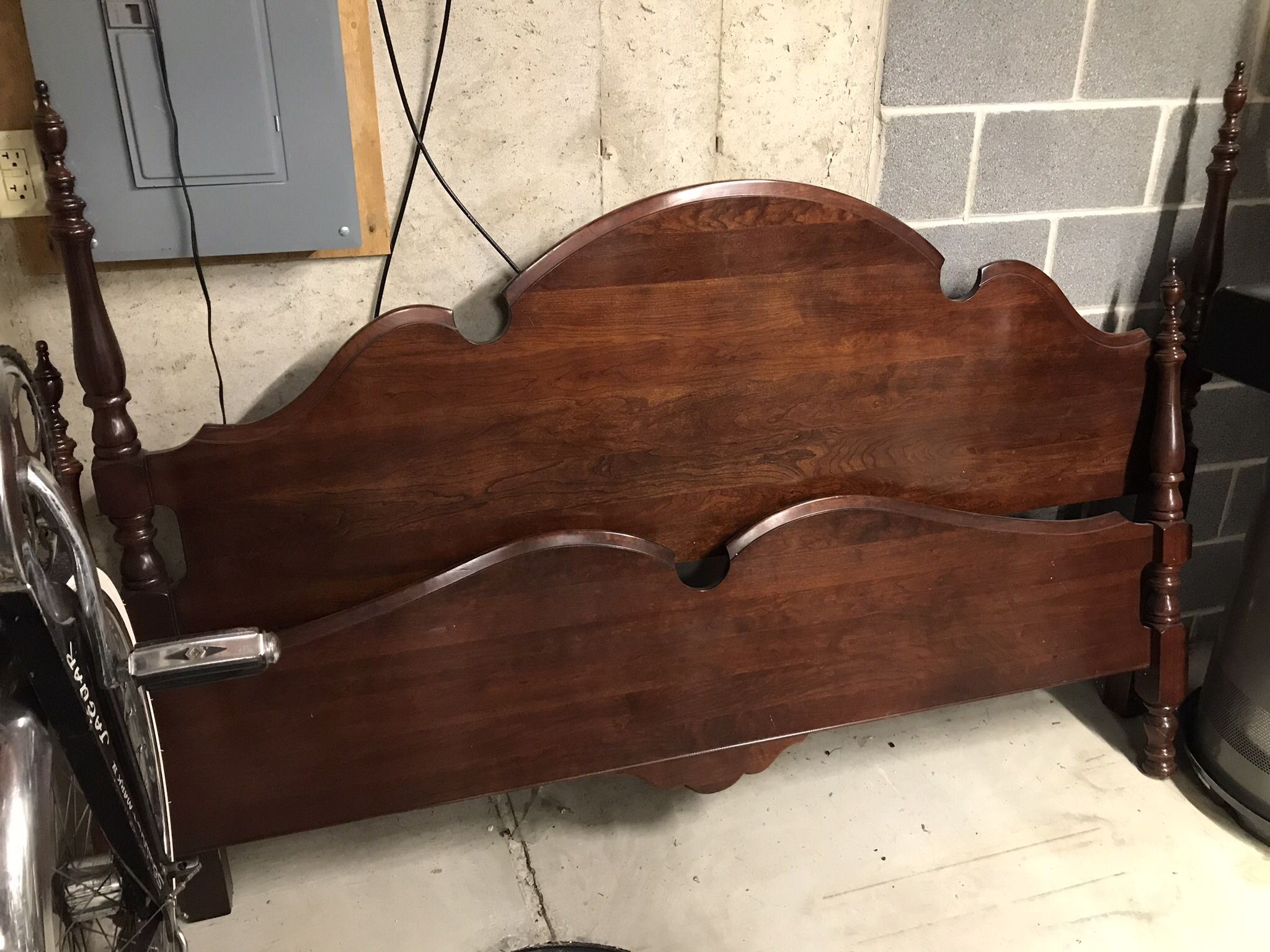 King Posted Bed With Wooden Frame