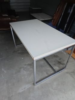 Great Table Whie And Chrome 