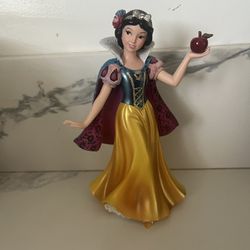 No Box Disney Showcase  Collection, Rare, Snow White Figurine.  