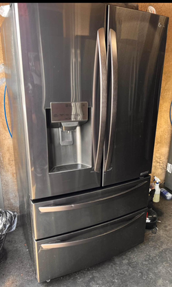 LG 4-Door French Door Fridge with Ice Maker