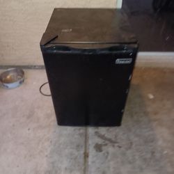 Magic Chef Mini Fridge Refrigerator *Tested & Works