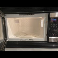 In a very good condition well-maintained Kenmore microwave oven