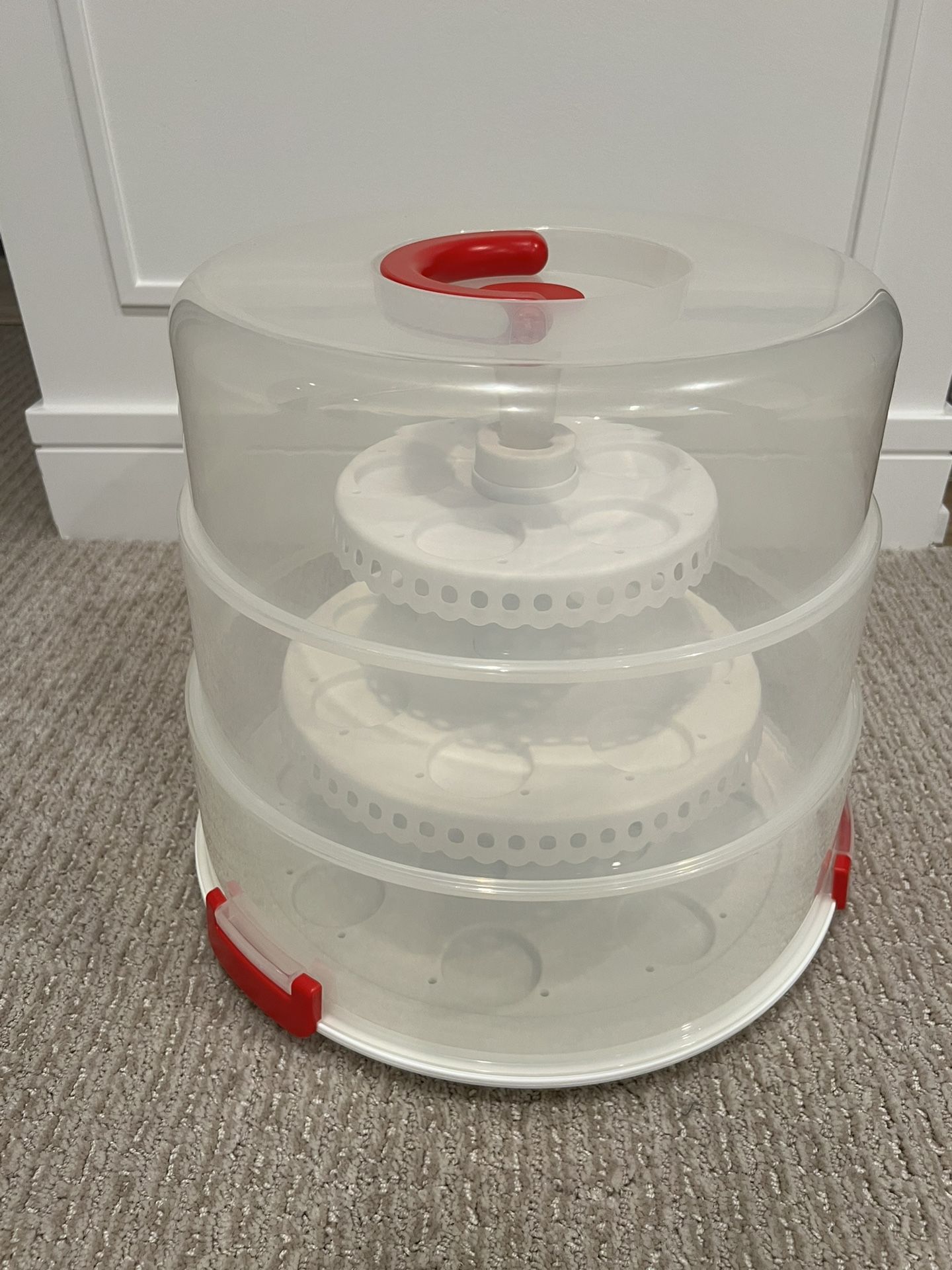 TRAVEL CAKE STAND LIKE NEW