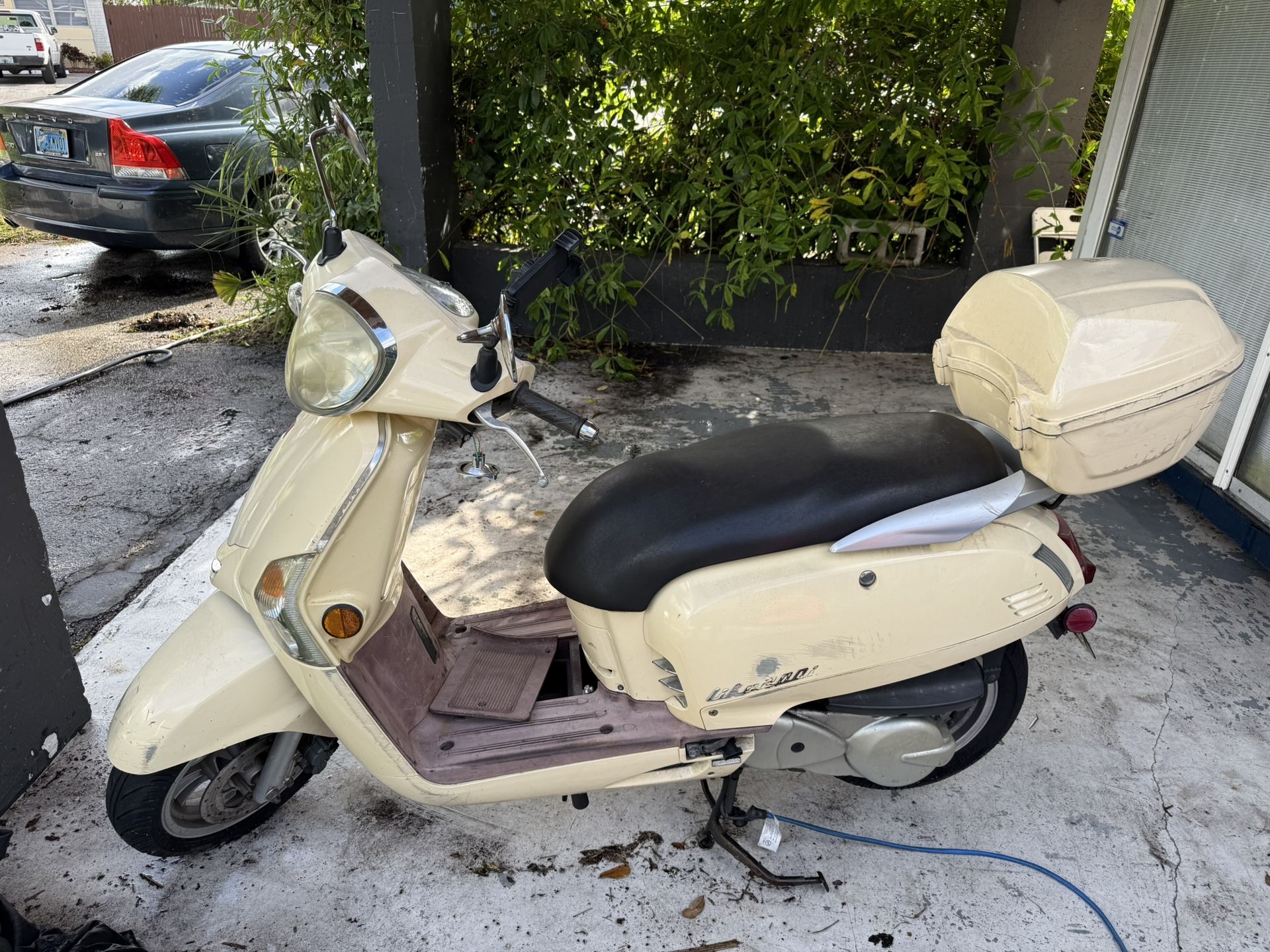 KYMCO Like 200i (163cc) – Retro Scooter with Top Case!