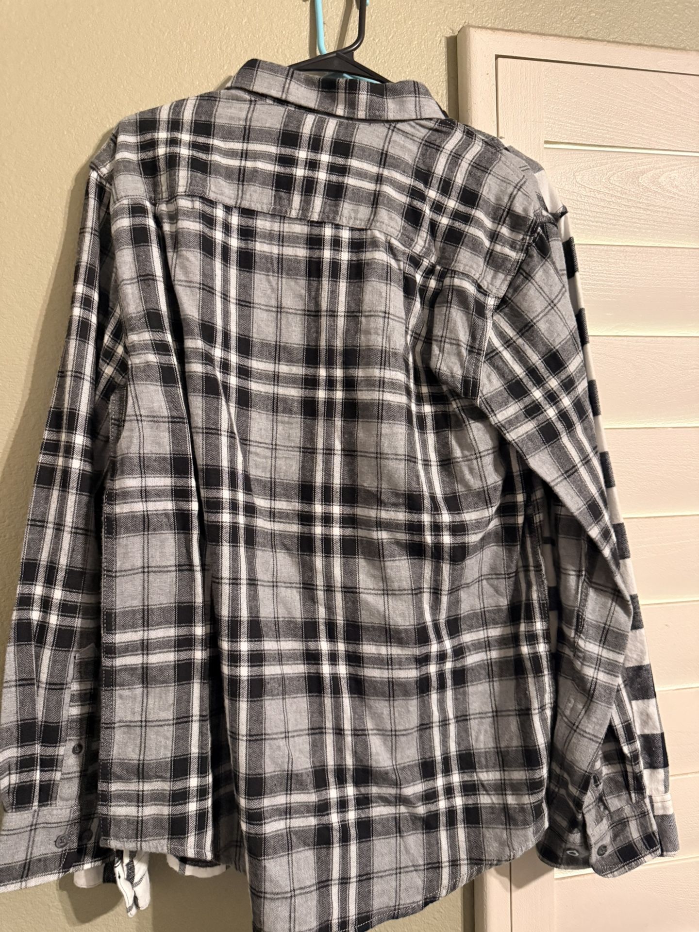 2 Flannels , One Holister and the other i’m not sure
