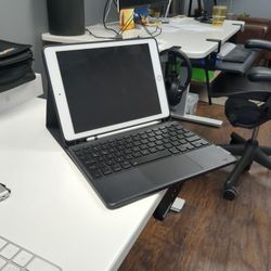 Apple iPad 6th Gen + Pencil + Keyboard